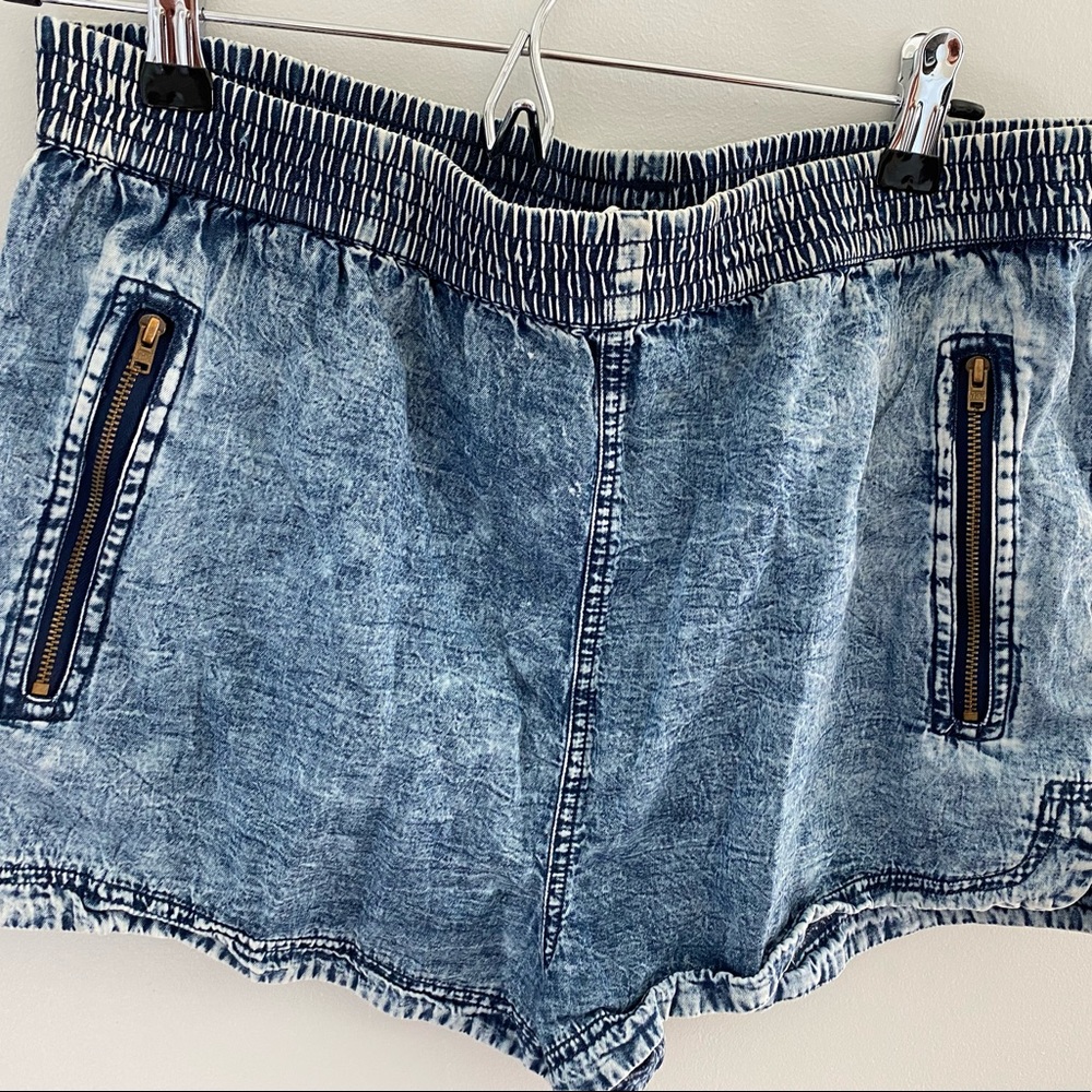 Forever 21 Stretchy Elastic High Waisted Jean Shorts. Size M